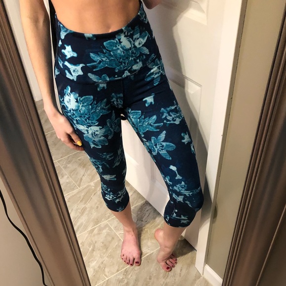 Old Navy Cropped Blue Floral Print Active Leggings - Picture 4 of 5